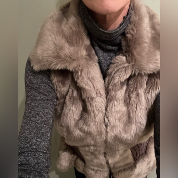 Gorgeous faux fur vest - Picture 7 of 13
